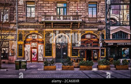 Budapest, Hongrie, mars 2020, extérieur du café bar Mai Manó un lieu de design de style marocain situé au centre-ville dans la rue Nagymező Banque D'Images