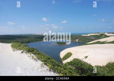 Dunes et lac sur Genipabu avec ciel bleu et nuages, Natal, Rio Grande do Norte, Brésil Banque D'Images