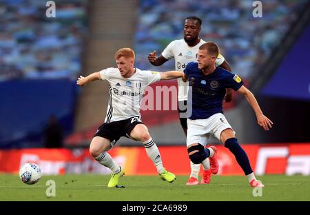 Harrison Reed de Fulham (à gauche) et Mathias Jensen de Brentford se battent pour le ballon lors de la finale du championnat Sky Bet au stade Wembley, à Londres. Banque D'Images