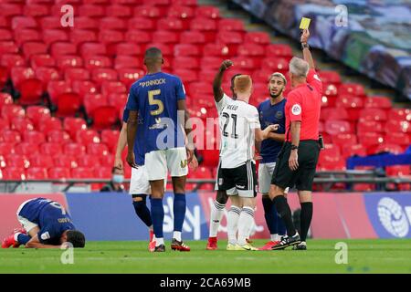 Harrison Reed (en prêt de Southampton) de Fulham (21) est réservé par l'arbitre Martin Atkinson après un défi sur Christian Nørgaard de Brentford (à gauche) lors du match final du championnat Sky Bet Play-Off finale entre Brentford et Fulham au stade Wembley, Londres, Angleterre, le 4 août 2020. Les stades de football restent vides en raison de la pandémie de Covid-19, car les lois de distanciation sociale du gouvernement interdisent aux supporters à l'intérieur des lieux, ce qui entraîne le jeu de tous les présentoirs derrière des portes fermées jusqu'à nouvel ordre. Photo par Andrew Aleksiejczuk/Prime Media Images. Banque D'Images