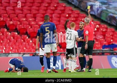 Harrison Reed (en prêt de Southampton) de Fulham (21) est réservé par l'arbitre Martin Atkinson après un défi sur Christian Nørgaard de Brentford (à gauche) lors du match final du championnat Sky Bet Play-Off finale entre Brentford et Fulham au stade Wembley, Londres, Angleterre, le 4 août 2020. Les stades de football restent vides en raison de la pandémie de Covid-19, car les lois de distanciation sociale du gouvernement interdisent aux supporters à l'intérieur des lieux, ce qui entraîne le jeu de tous les présentoirs derrière des portes fermées jusqu'à nouvel ordre. Photo par Andrew Aleksiejczuk/Prime Media Images. Banque D'Images