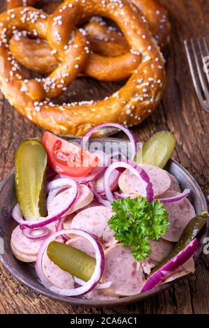 salade de saucisses bavaroises sur bois sombre Banque D'Images