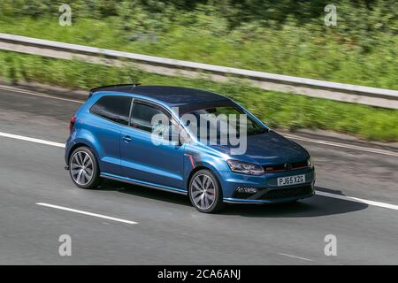 A Volkswagen VW Polo GTI Blue car Hatchback Pétrol 192BHP 2015 conduite sur l'autoroute M6 près de Preston dans Lancashire, Royaume-Uni Banque D'Images