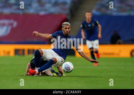 Londres, Royaume-Uni. 04e août 2020. Saïd Benrahma de Brentford et Harrison Reed (en prêt de Southampton) de Fulham lors du championnat Sky Bet Play-Off finale match entre Brentford et Fulham au stade Wembley, Londres, Angleterre, le 4 août 2020. Les stades de football restent vides en raison de la pandémie de Covid-19, car les lois de distanciation sociale du gouvernement interdisent aux supporters à l'intérieur des lieux, ce qui entraîne le jeu de tous les présentoirs derrière des portes fermées jusqu'à nouvel ordre. Photo par Andrew Aleksiejczuk/Prime Media Images. Crédit : Prime Media Images/Alamy Live News Banque D'Images