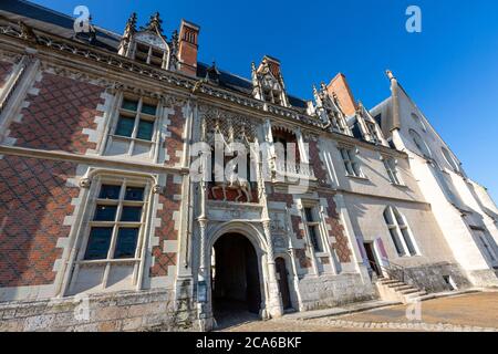 Entrée principale du château avec statue du roi Louis XII., Château de Blois, Blois, Loir-et-cher, Vallée de la Loire, France Banque D'Images
