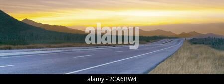 Lever de soleil au-dessus de l'autoroute 19 et de la chaîne de montagnes de la Sierra de la Laguna, Todos Santos, Baja California sur, Mexique Banque D'Images