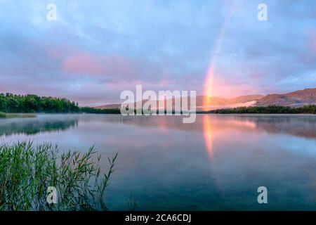 Arc-en-ciel le matin, au lac de Banyoles. Banque D'Images