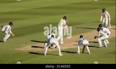 Londres, Royaume-Uni. 4 août 2020. Rikki Clarke est entouré de cinq proches tandis que Surrey prend Middlesex le quatrième jour du jeu Bob Willis Trophy à l'Oval. David Rowe/Alay Live News Banque D'Images