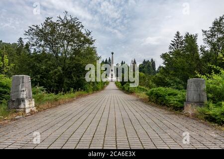 Allée du monument à l'armée soviétique à Svidnik (seconde Guerre mondiale). Slovaquie, Europe. Banque D'Images