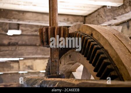 Vieux pignons en bois dans un ancien moulin à eau Banque D'Images