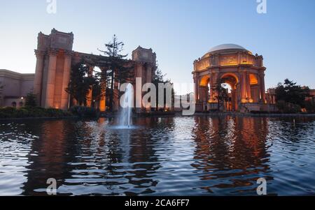 Palais des Beaux-Arts illuminé la nuit Banque D'Images