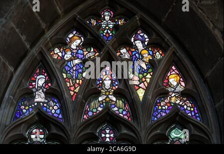 Détail de la fenêtre du Mémorial Harry Clarke à l'église St Marys à Nantwich Banque D'Images