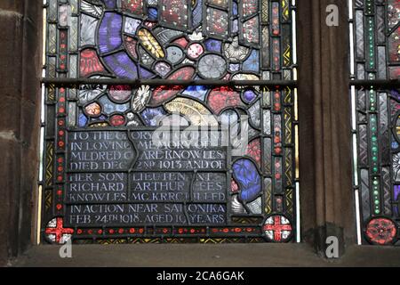 Détail de la fenêtre du Mémorial Harry Clarke à l'église St Marys à Nantwich Banque D'Images