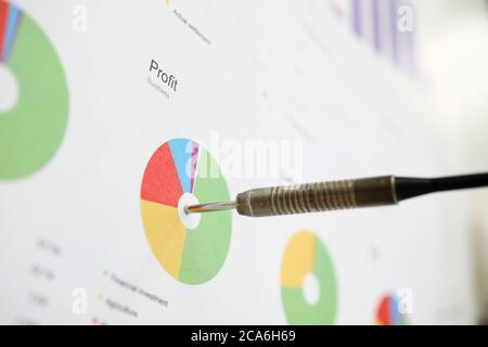 DART se tenant à l'extérieur du diagramme financier comme symbole de la poursuite des bénéfices Banque D'Images