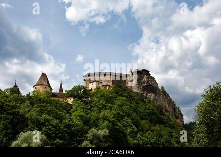 Vue sur le château d'Orava sur un haut rocher au-dessus de la rivière Orava dans le village d'Oravsky Podzamok en Slovaquie Banque D'Images