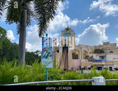 Orlando,FL/USA- 7/12/20: Le voyage à Atlantis Roller Coaster promenade en eau à SeaWorld en roulant autour de la piste et barbotant dans l'eau. Banque D'Images