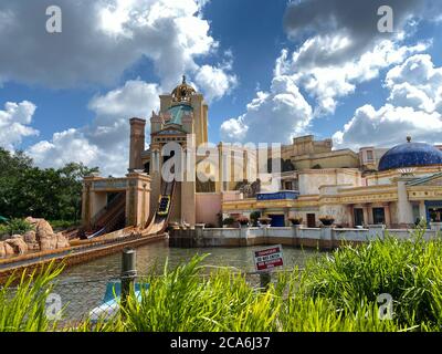 Orlando,FL/USA- 7/12/20: Le voyage à Atlantis Roller Coaster promenade en eau à SeaWorld en roulant autour de la piste et barbotant dans l'eau. Banque D'Images