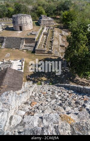 En descendant l'escalier raide de la Pyramide de Kukulkan vers le Temple rond ou l'Observatoire dans les ruines de la ville maya post-classique de Mayap Banque D'Images