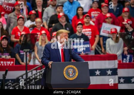 Le président Trump sourit tous ses partisans à la Rallye au Bojangle's Coliseum Banque D'Images