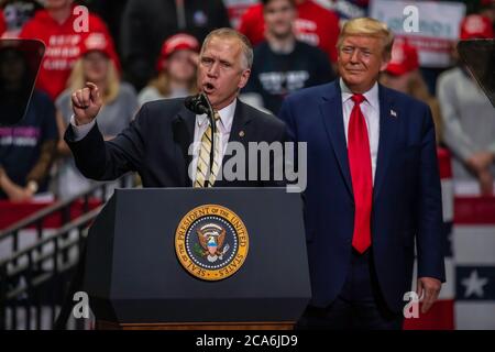 Le président Trump regarde comme le sénateur Tom Tillis donne une Discours au rassemblement dans le Colisée de Bojangle Banque D'Images