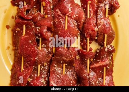 Brochettes de bœuf cuisiné cru au barbecue coréen Bulgogi kebab avec graines de sésame Banque D'Images