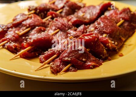 Brochettes de bœuf cuisiné cru au barbecue coréen Bulgogi kebab avec graines de sésame Banque D'Images