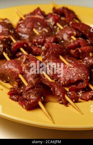 Brochettes de bœuf cuisiné cru au barbecue coréen Bulgogi kebab avec graines de sésame Banque D'Images