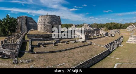 Le Temple ou l'Observatoire rond dans les ruines de la ville maya post-classique de Mayapan, Yucatan, Mexique. À gauche se trouve la Pyramide de Kukulkan avec un St Banque D'Images