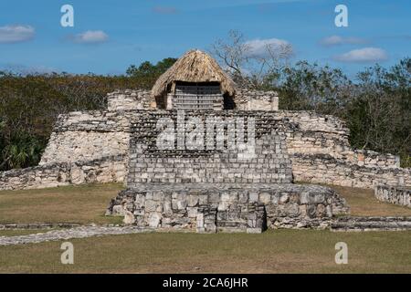 Le Temple du Fishertman ou Templo del Pescador dans les ruines de la ville maya post-classique de Mayapan, Yucatan, Mexique. Banque D'Images