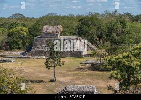 Le Temple du Fishertman ou Templo del Pescador dans les ruines de la ville maya post-classique de Mayapan, Yucatan, Mexique. Banque D'Images