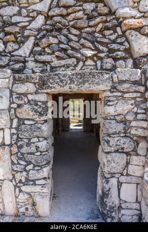 Le Temple des niches peintes dans les ruines de la ville maya post-classique de Mayapan, Yucatan, Mexique. Banque D'Images