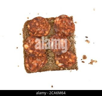 Tranche de pain noir complet avec saucisse fumée isolée un arrière-plan blanc en gros plan Banque D'Images