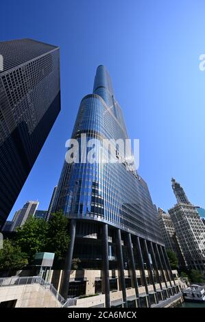 Chicago, Illinois - 8 août 2019 - la Trump Tower et la Chicago River lors d'une journée d'été claire. Banque D'Images