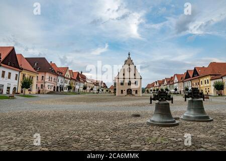 Cloches et hôtel de ville gothique-Renaissance sur la place principale de Bardejov. Slovaquie orientale, Europe Banque D'Images