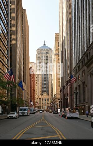 Chicago, Illinois - le 8 août 2019 - vue sur la rue la salle dans le quartier financier du centre-ville le matin clair de l'été. Banque D'Images