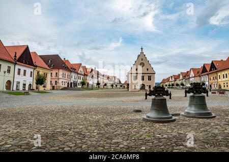 Cloches et hôtel de ville gothique-Renaissance sur la place principale de Bardejov. Slovaquie orientale, Europe Banque D'Images