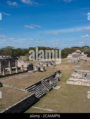 Le Temple du Fishertman ou Templo del Pescador et les colonnades dans les ruines de la ville maya post-classique de Mayapan, Yucatan, Mexique. Banque D'Images