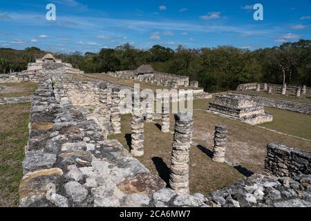 Le Temple du Fishertman ou Templo del Pescador et les colonnades dans les ruines de la ville maya post-classique de Mayapan, Yucatan, Mexique. Banque D'Images