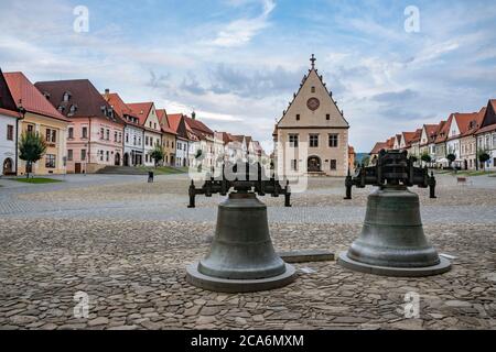 Cloches et hôtel de ville gothique-Renaissance sur la place principale de Bardejov. Slovaquie orientale, Europe Banque D'Images