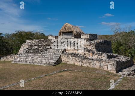 Le Temple du Fishertman ou Templo del Pescador dans les ruines de la ville maya post-classique de Mayapan, Yucatan, Mexique. Banque D'Images