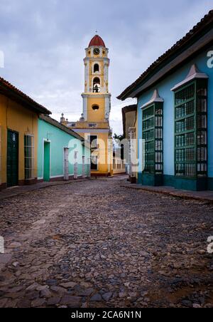 TRINIDAD, CUBA - VERS JANVIER 2020 : rue du centre historique de Trinidad. Banque D'Images