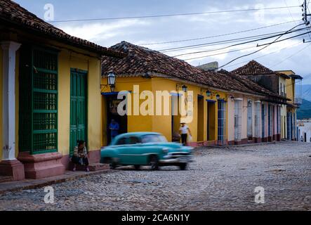 TRINIDAD, CUBA - VERS JANVIER 2020 : voiture classique dans les rues de Trinidad. Banque D'Images