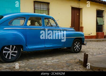 TRINIDAD, CUBA - VERS JANVIER 2020 : voiture classique dans les rues de Trinidad. Banque D'Images