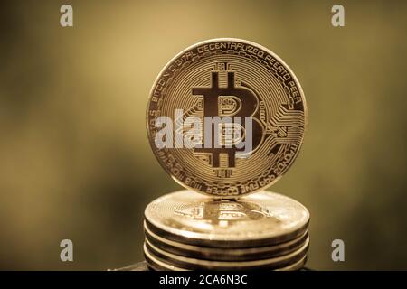 Bitcoin, monnaie virtuelle, bitcoin d'or sur fond mat d'or, crypto-monnaie. Banque D'Images