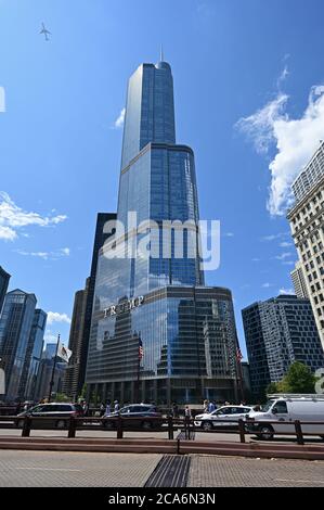 Chicago, Illinois - 8 août 2019 - la Trump Tower et la Chicago River lors d'une journée d'été claire. Banque D'Images