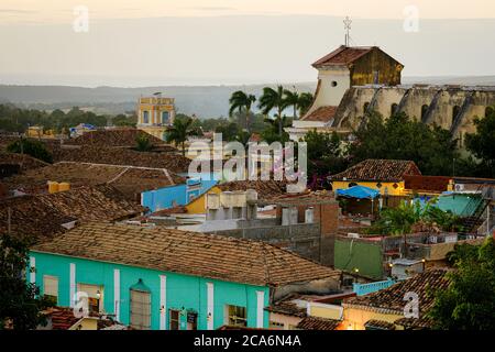 TRINIDAD, CUBA - VERS JANVIER 2020 : vue sur les toits coloniaux de Trinidad Banque D'Images