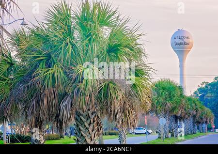 La tour d'eau est photographiée avec des palmiers, le 10 mars 2014, à Dauphin Island, Alabama. La ville a été incorporée sur l'île-barrière en 1988. Banque D'Images