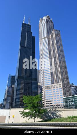 Chicago, Illinois - le 8 août 2020 - Willis Tower et le 311 South Wacker Drive se construisent sur la rivière Chicago l'après-midi ensoleillé d'été. Banque D'Images