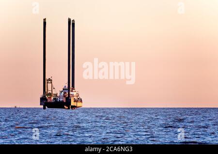 Le soleil se lève sur une plate-forme de gaz naturel, le 20 avril 2014, à Dauphin Island, Alabama. Banque D'Images