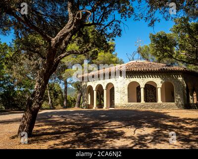 Petite chapelle notre-Dame de Jérusalem dans la campagne de la Côte d'Azur Banque D'Images